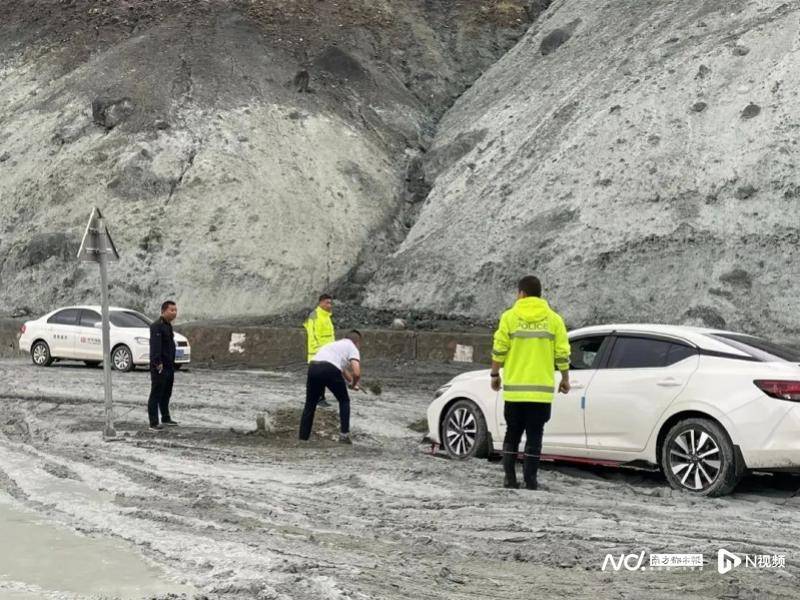 暴雨引发泥石流，新疆独库公路有车被埋！交警称部分路暂未通