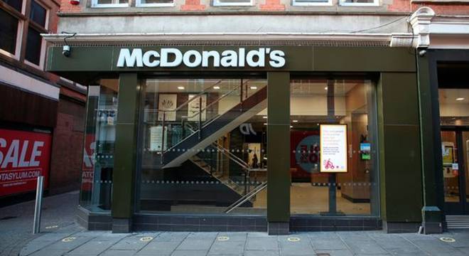英国约50名未成年人抢劫麦当劳,团伙里成员拍摄视频并发送社交媒体(图1)