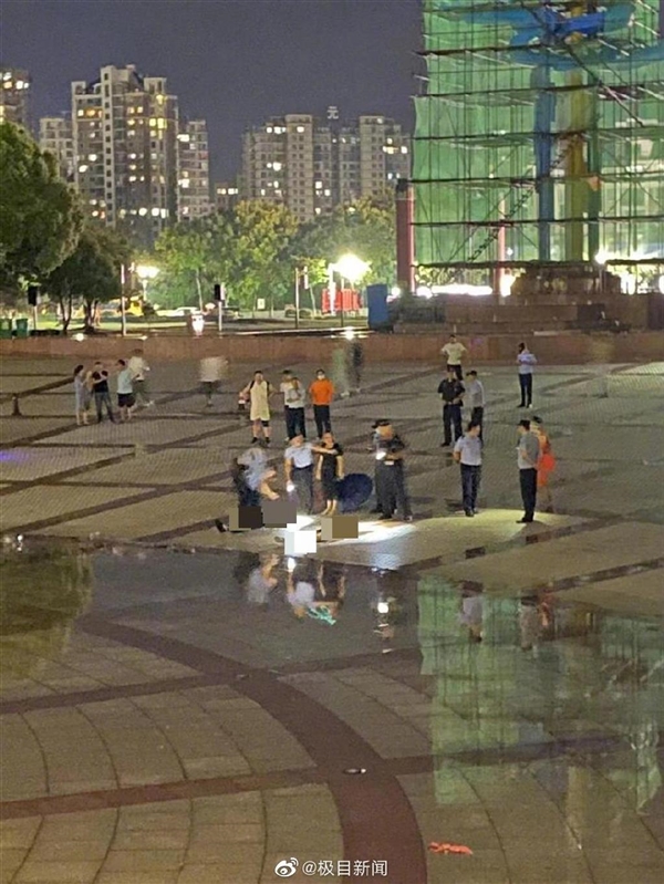 安徽一广场上多人遭雷击2人身亡：空旷场地为何被雷击 在玩手机等？