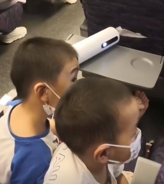 女子高铁上为孩子放无声版动画片，担心孩子打扰其他乘客(图1)