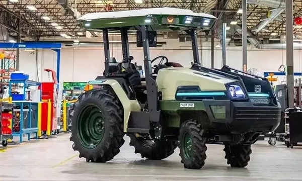 富士康制造！MK-V电动智能拖拉机演示：无人驾驶也能耕地