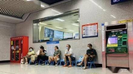开设纳凉区，重庆高温地铁楼梯上长满了人