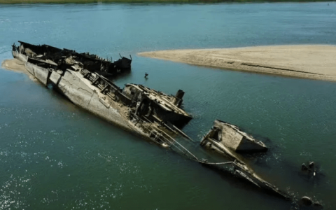 多瑙河水位下降露出二战德国军舰，网友：这是让我们铭记历史！