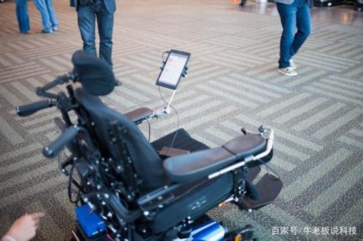 全身黑科技！霍金的轮椅价值8亿,是如何做到用表情控制打字？