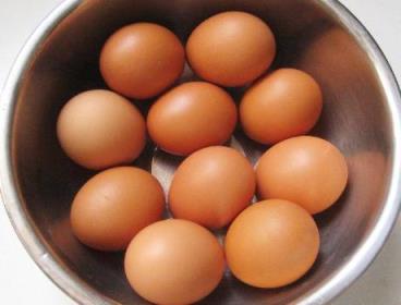 不放水腌咸鸡蛋出油的方法(用盐水怎样腌制咸鸡蛋好吃出油多)