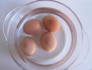 不放水腌咸鸡蛋出油的方法(用盐水怎样腌制咸鸡蛋好吃出油多)