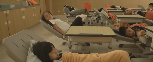 南京一小学让孩子躺着午睡(图2)