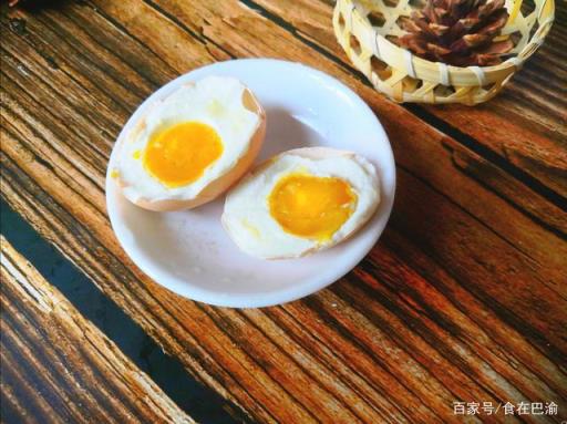 腌制流油咸鸡蛋的方法(怎样腌制咸鸡蛋出油又不是很咸)
