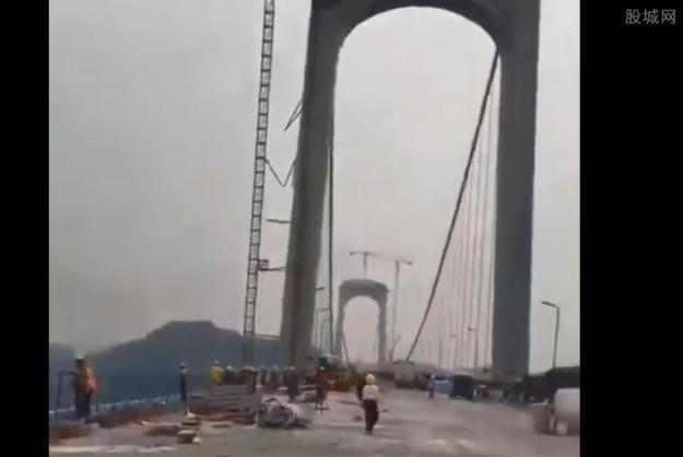 重庆一大桥塔吊倒塌有人受伤(事故项目主管单位这样回应)
