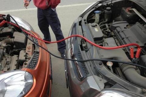 汽车电瓶亏电怎么办-需要更换吗(汽车电瓶亏电怎么恢复电量,多跑跑,能修复吗)