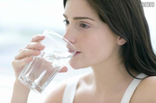 早起后喝水大量的细菌会进入体内早起怎样喝水才有利于健康呢
