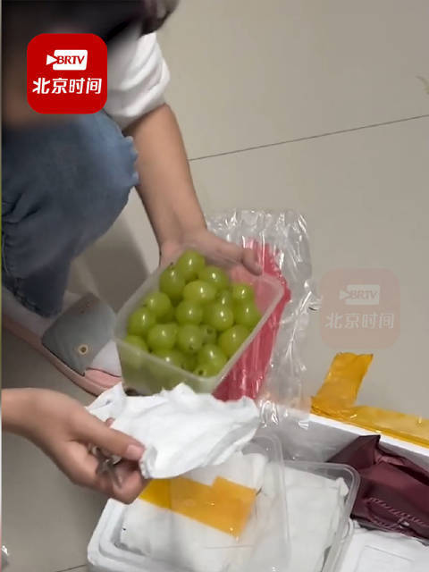 女生收到男友寄来包装好的葡萄，感觉很暖心 (图1)