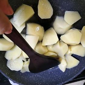 红烧土豆(红烧土豆块的做法)