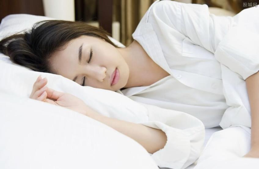医生建议成人每天睡够7小时 熬夜容易引发健康问题