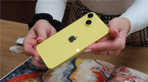 美女小姐姐上手黄色款iPhone 14 实机质感觉得如何？