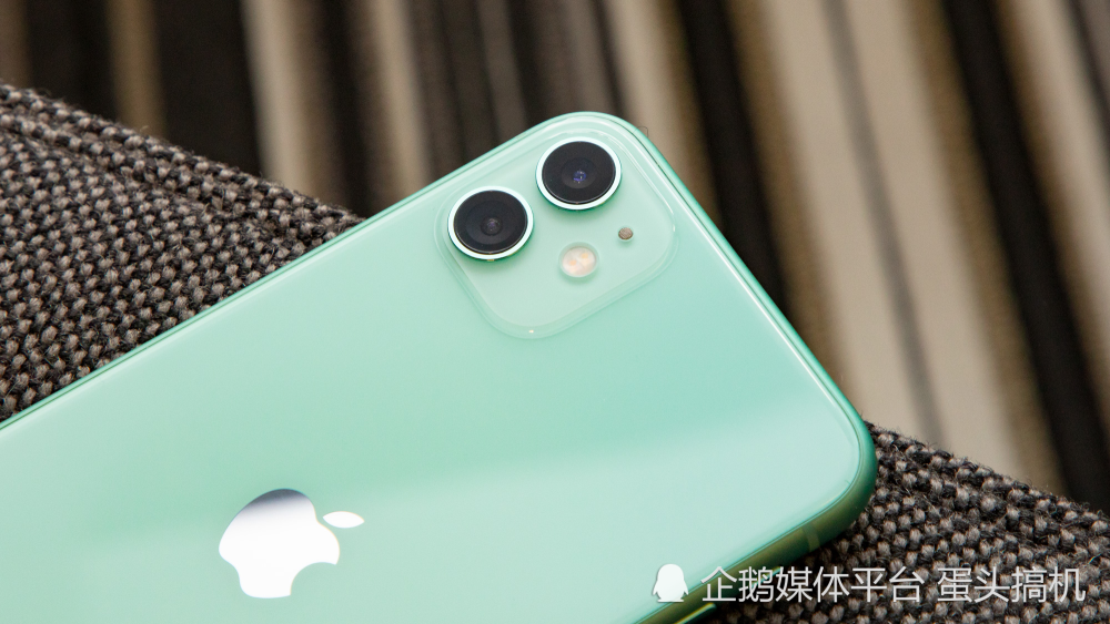 iPhone 15 标准版或将采用 “磨砂玻璃” 外观和全新的 “青绿色”