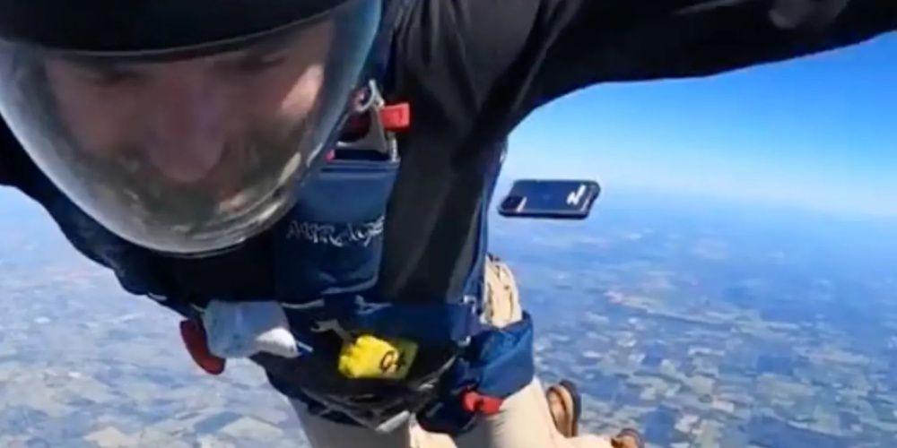带壳iPhone从14000英尺高空坠落，找回后仍能正常工作