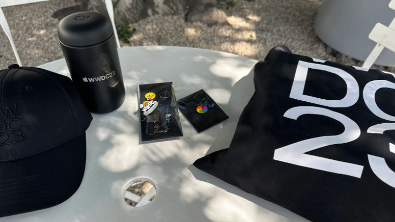 苹果为 WWDC23 开发者准备了限量版礼品，包括手提袋、徽章等