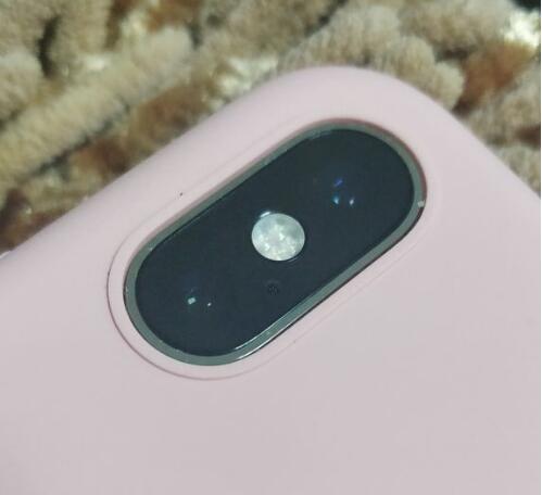 iPhone XS后置摄像头上面的小孔是干嘛的？